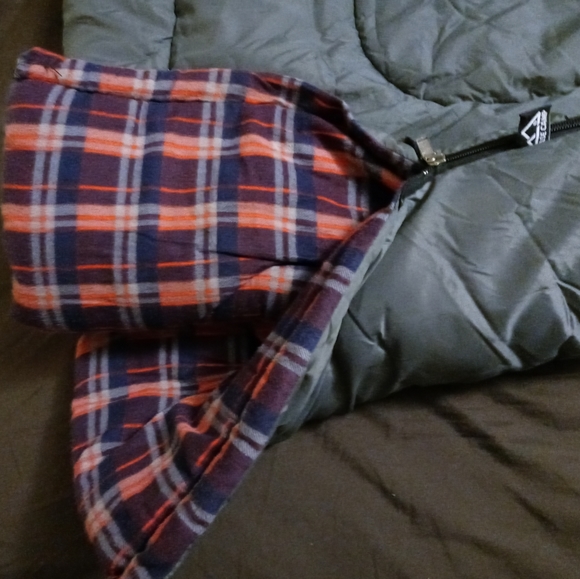 🦌🦃BASE CAMP💤SLEEPING BAG🎒🚜🏘LARGE AND THICK FOR WARMTH. 🇺🇸 - Picture 5 of 16